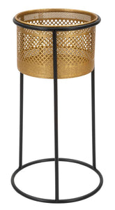 Florero de metal dorado y pedestal negro