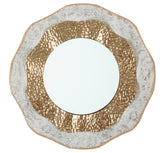 Espejo de pared con marco de metal dorado y claro