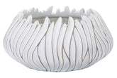 Maceta redonda con decoraciones en relieve de poliresina blanca