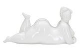 Estatua de mujer reclinada blanca