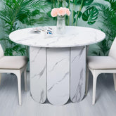 Mesa redonda extensible Cavelna estilo japandi 310cm efecto mármol blanco con extensiones integradas