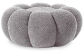 Puf Basha de diseño floral en tela bouclé gris
