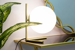 Lámpara de mesa Glamy de metal dorado y esfera de cristal opalino