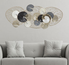 Panel decorativo de metal Luxy con hojas geométricas y colores variados