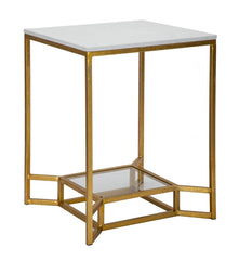 Mesa de centro cuadrada de metal dorado con tablero de mármol blanco y estante de cristal.