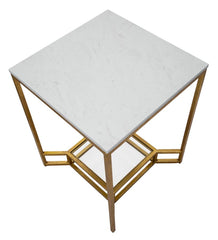 Mesa de centro cuadrada de metal dorado con tablero de mármol blanco y estante de cristal.