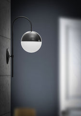 Aplique de pared metálico negro con esfera de cristal blanco