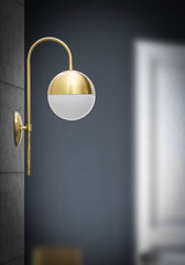 Aplique de pared de metal dorado y esfera de cristal blanco