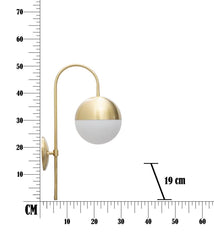 Aplique de pared de metal dorado y esfera de cristal blanco