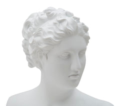 Escultura de mujer de poliresina blanca