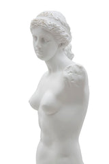 Escultura de mujer de poliresina blanca