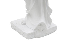 Escultura de mujer de poliresina blanca