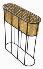 Florero ovalado de metal dorado y soporte de metal negro