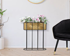 Florero ovalado de metal dorado y soporte de metal negro