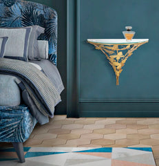 Table de nuit murale en métal doré décorée de papillons plateau en verre