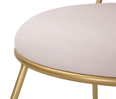 Silla de metal dorado y tela rosa acolchada Respaldo en forma de corazón