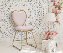 Silla de metal dorado y tela rosa acolchada Respaldo en forma de corazón