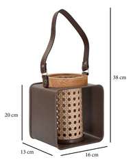 Linterna de metal y madera con diseño del siglo XIX