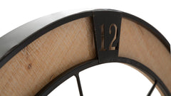 Reloj de pared redondo con marco de madera y caras estilizadas
