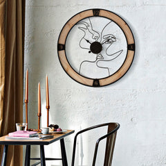 Reloj de pared redondo con marco de madera y caras estilizadas