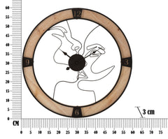 Reloj de pared redondo con marco de madera y caras estilizadas
