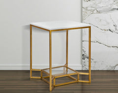 Mesa de centro cuadrada de metal dorado con tablero de mármol blanco y estante de cristal.