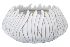 Maceta redonda con decoraciones en relieve de poliresina blanca