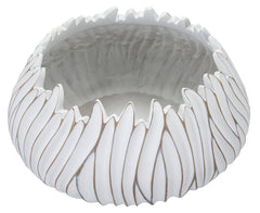 Maceta redonda con decoraciones en relieve de poliresina blanca