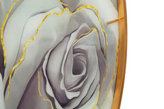 Reloj de pared redondo con esfera decorada con una rosa y marco dorado