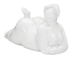 Estatua de mujer reclinada blanca