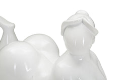 Estatua de mujer reclinada blanca