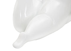 Estatua de mujer reclinada blanca