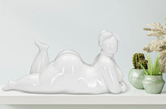 Estatua de mujer reclinada blanca