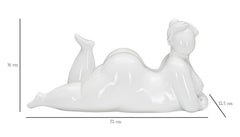 Estatua de mujer reclinada blanca