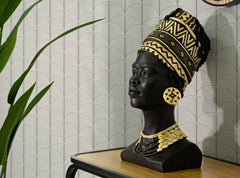 Estatua de mujer masái de resina negra con tocado y joyas