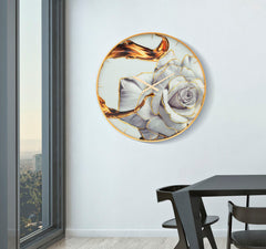 Reloj de pared redondo con esfera decorada con una rosa y marco dorado