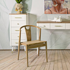 Silla de madera estilo japonés con asiento de ratán tejido