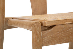 Silla de madera estilo japonés con asiento de ratán tejido
