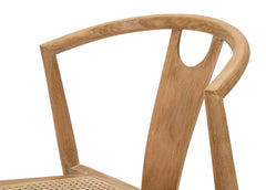 Silla de madera estilo japonés con asiento de ratán tejido