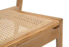 Silla de madera estilo japonés con asiento de ratán tejido