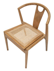 Silla de madera estilo japonés con asiento de ratán tejido