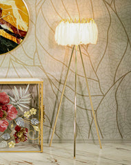 Lámpara de pie de metal dorado con pantalla de plumas blancas