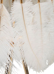 Lámpara de pie de metal dorado con pantalla de plumas blancas