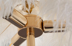 Lámpara de pie Palm de metal dorado con pantalla de plumas blancas