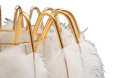 Lámpara de mesa de metal dorado con pantalla de plumas blancas