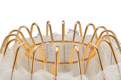 Lámpara de mesa de metal dorado con pantalla de plumas blancas