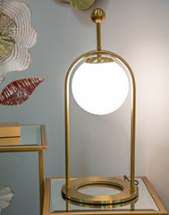 Lámpara de mesa Glamy metal dorado pantalla de cristal blanco