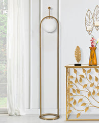 Lámpara de pie de metal dorado con pantalla esférica de cristal blanco