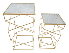 Mesa cuadrada de metal dorado con tablero de cristal