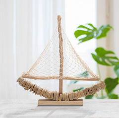 Escultura de velero de madera con vela de tela y base de madera